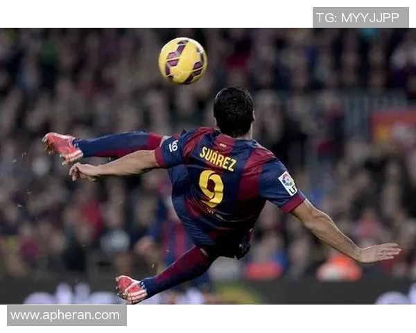 足球明星精彩瞬间射门瞬间定格展现力量与技巧的完美结合 足球明星精彩瞬间射门瞬间定格展现力量与技巧的完美结合