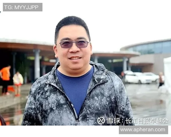 香港足球明星李健的辉煌历程与对足球事业的热爱与坚持