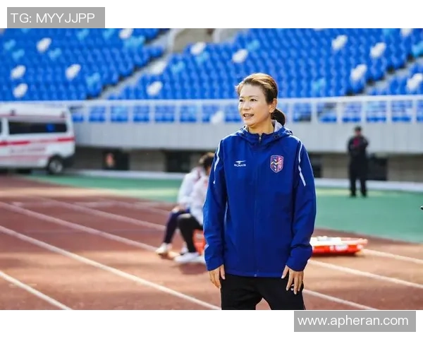 中国足球明星太太们的生活与风采揭秘:她们背后的故事与支持力量 中国足球明星太太们的生活与风采揭秘:她们背后的故事与支持力量