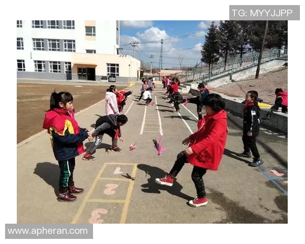 当足球明星挑战传统游戏踢毽子展现别样风采与乐趣